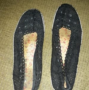 No boundaries Size 8 1/2 Knit style shoes w sequin